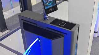 Una mirada más cercana: Puerta automática de barrera con solapa anticlip infrarroja de aleación de aluminio LA2218